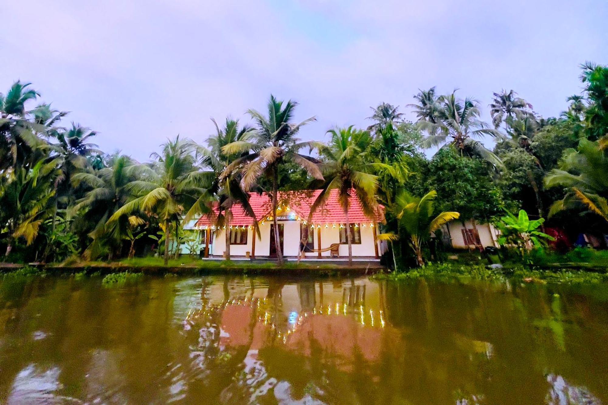 Tulsi Kayal Retreat Apartment Champakulam ภายนอก รูปภาพ