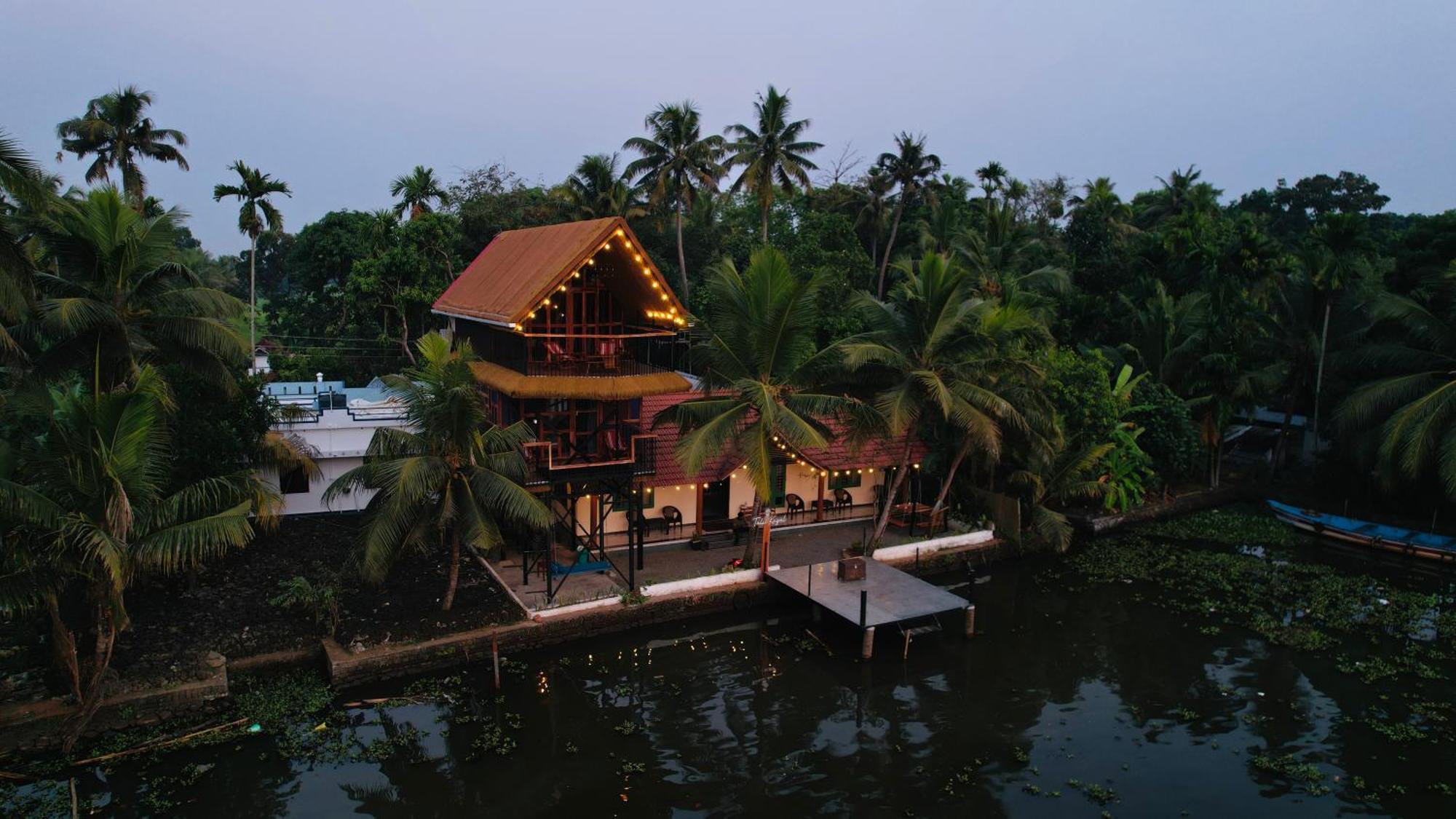 Tulsi Kayal Retreat Apartment Champakulam ภายนอก รูปภาพ