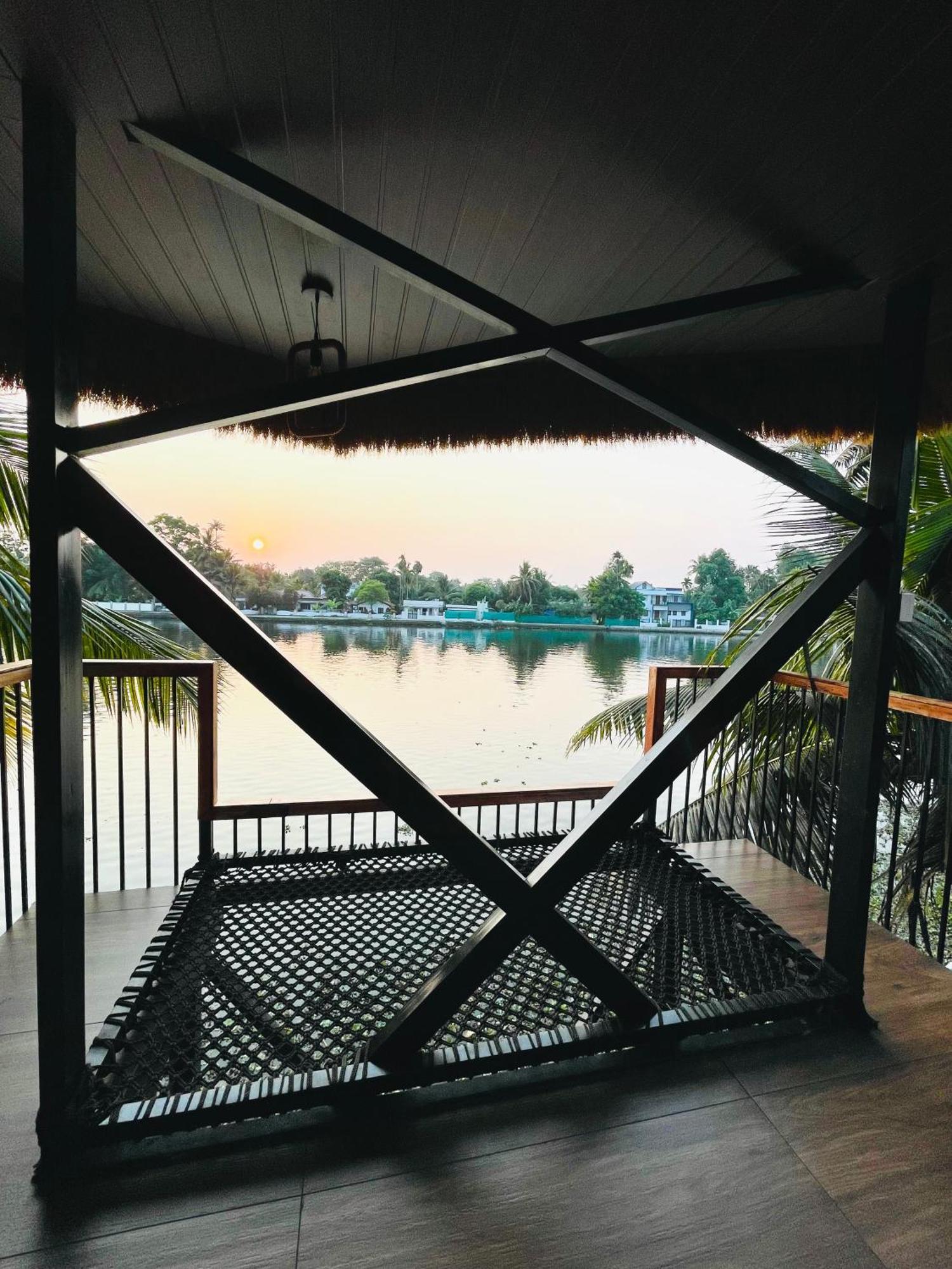 Tulsi Kayal Retreat Apartment Champakulam ภายนอก รูปภาพ