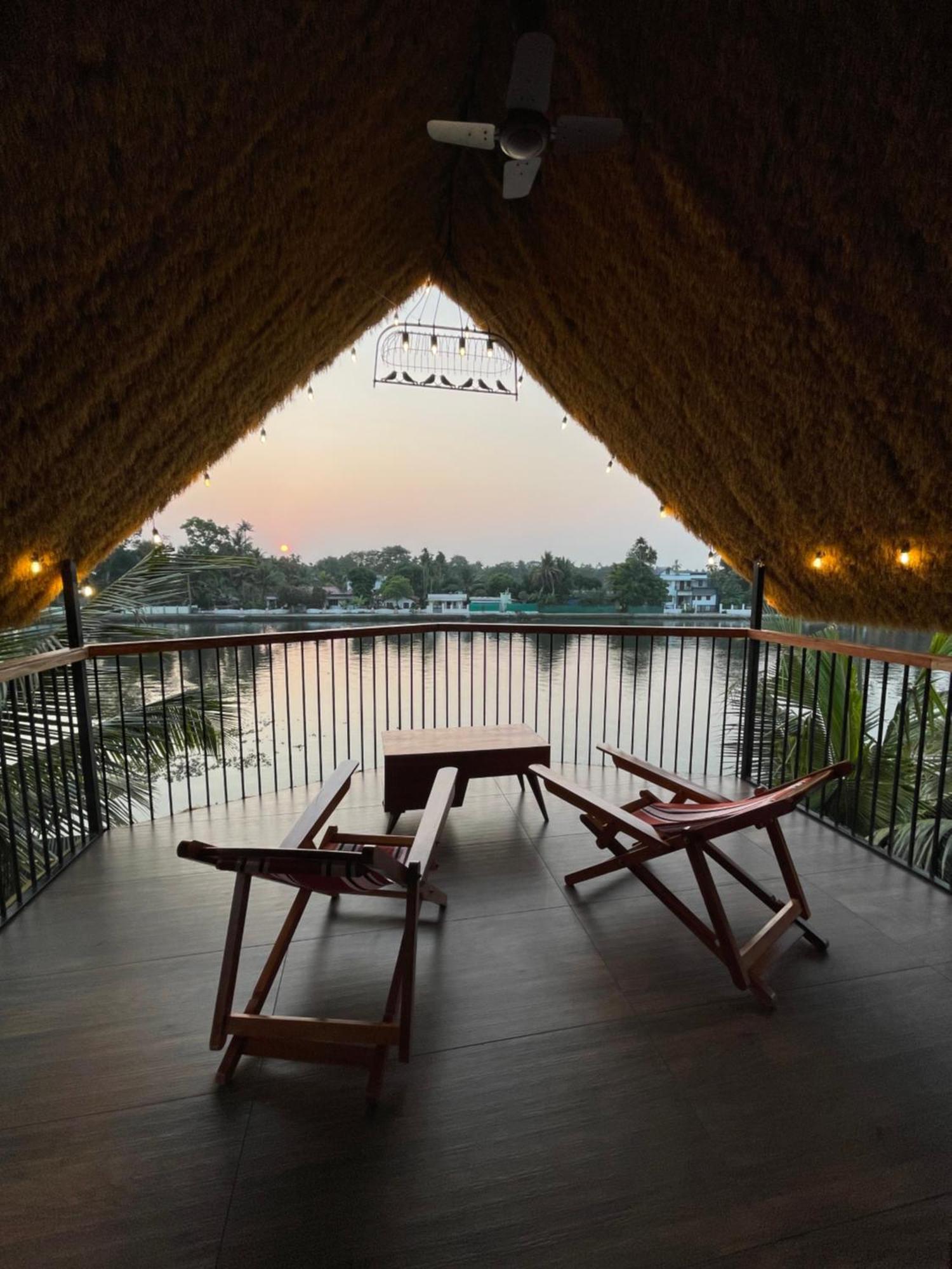 Tulsi Kayal Retreat Apartment Champakulam ภายนอก รูปภาพ
