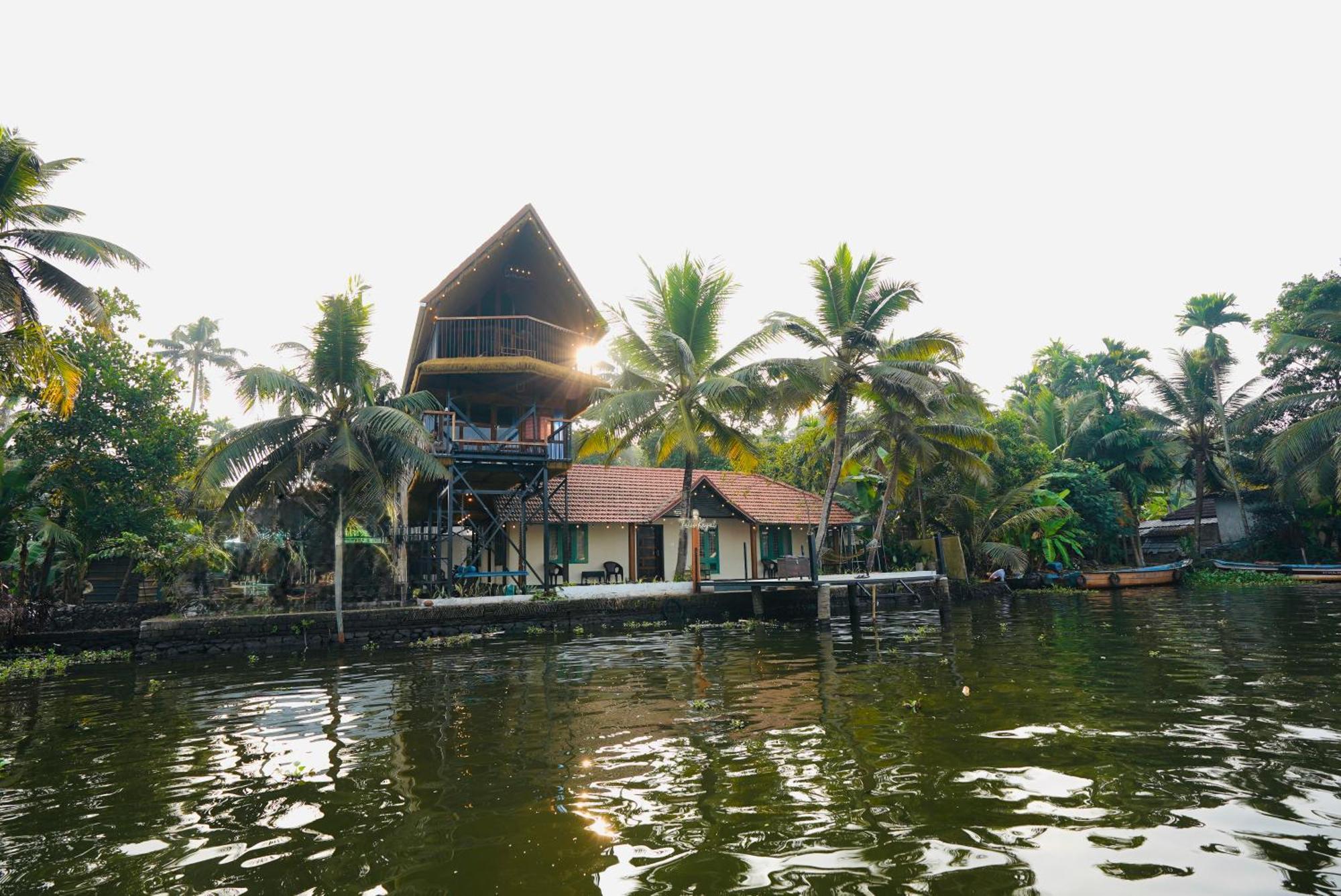 Tulsi Kayal Retreat Apartment Champakulam ภายนอก รูปภาพ