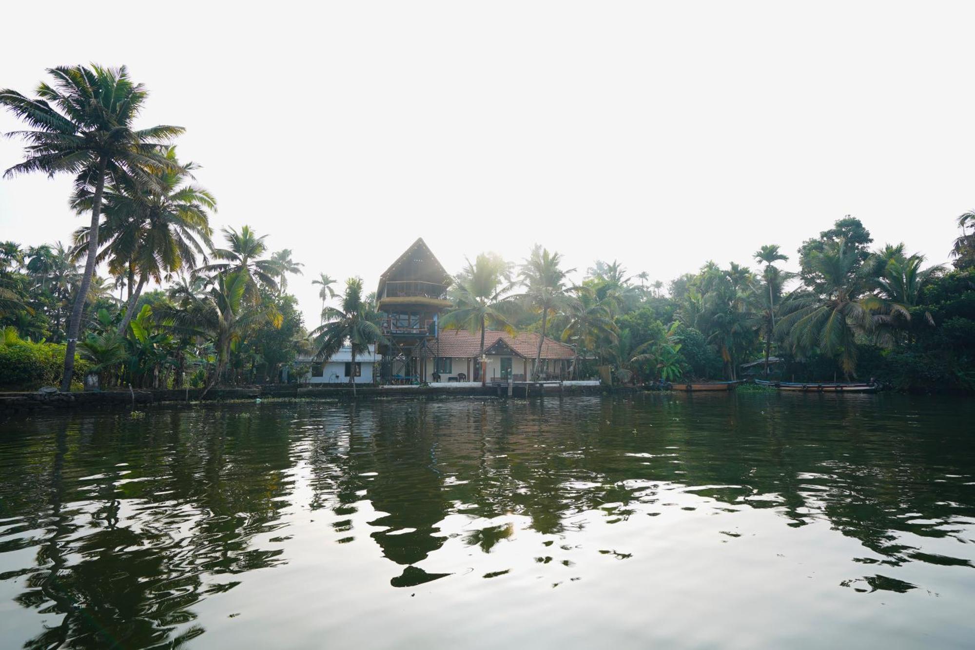 Tulsi Kayal Retreat Apartment Champakulam ภายนอก รูปภาพ