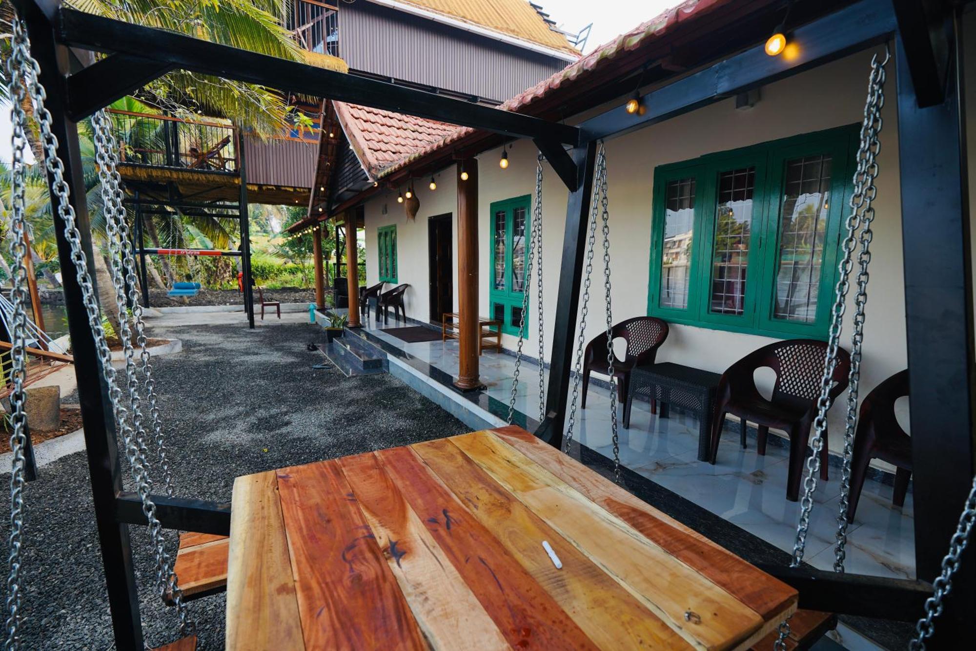 Tulsi Kayal Retreat Apartment Champakulam ภายนอก รูปภาพ