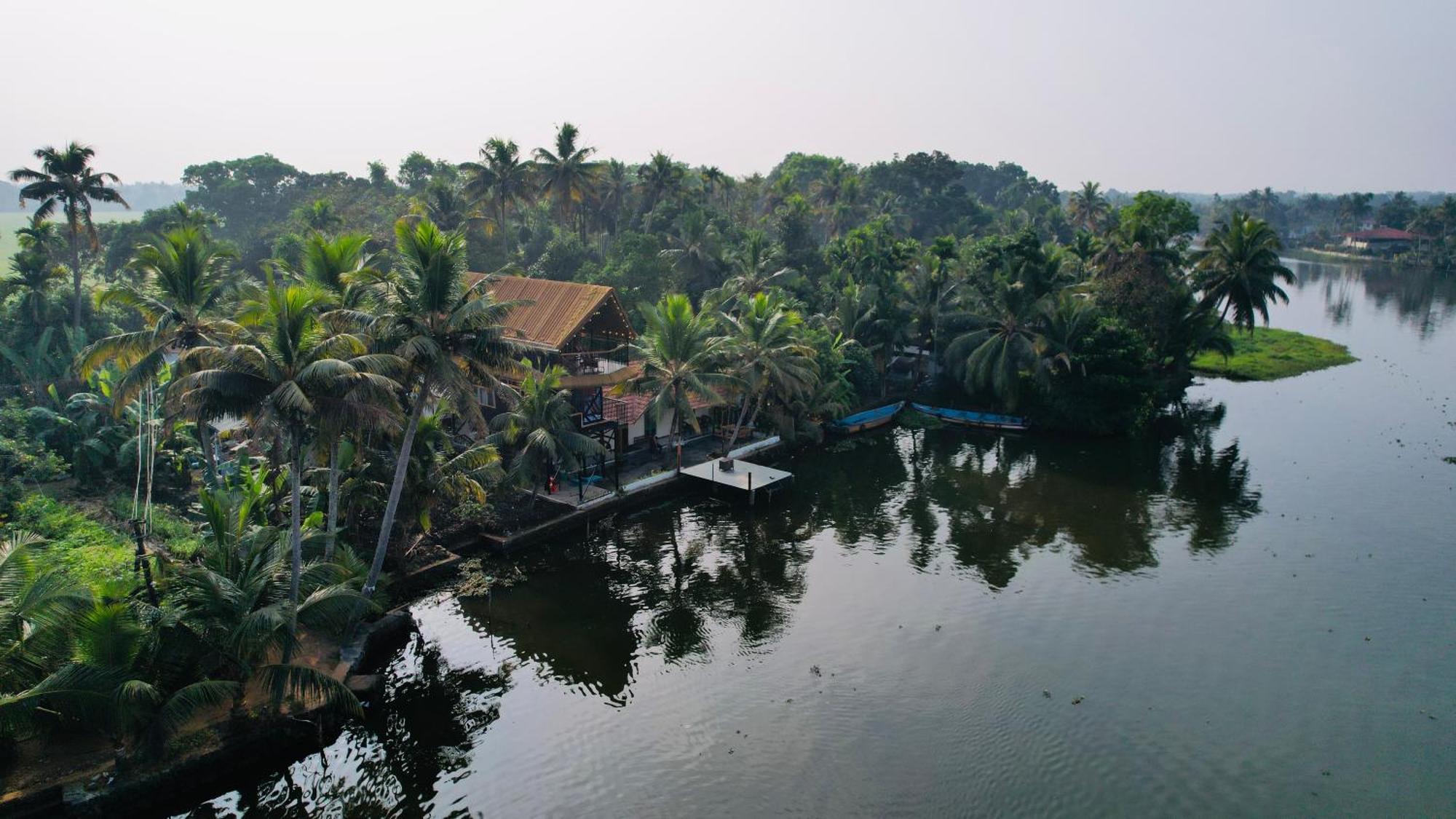 Tulsi Kayal Retreat Apartment Champakulam ภายนอก รูปภาพ
