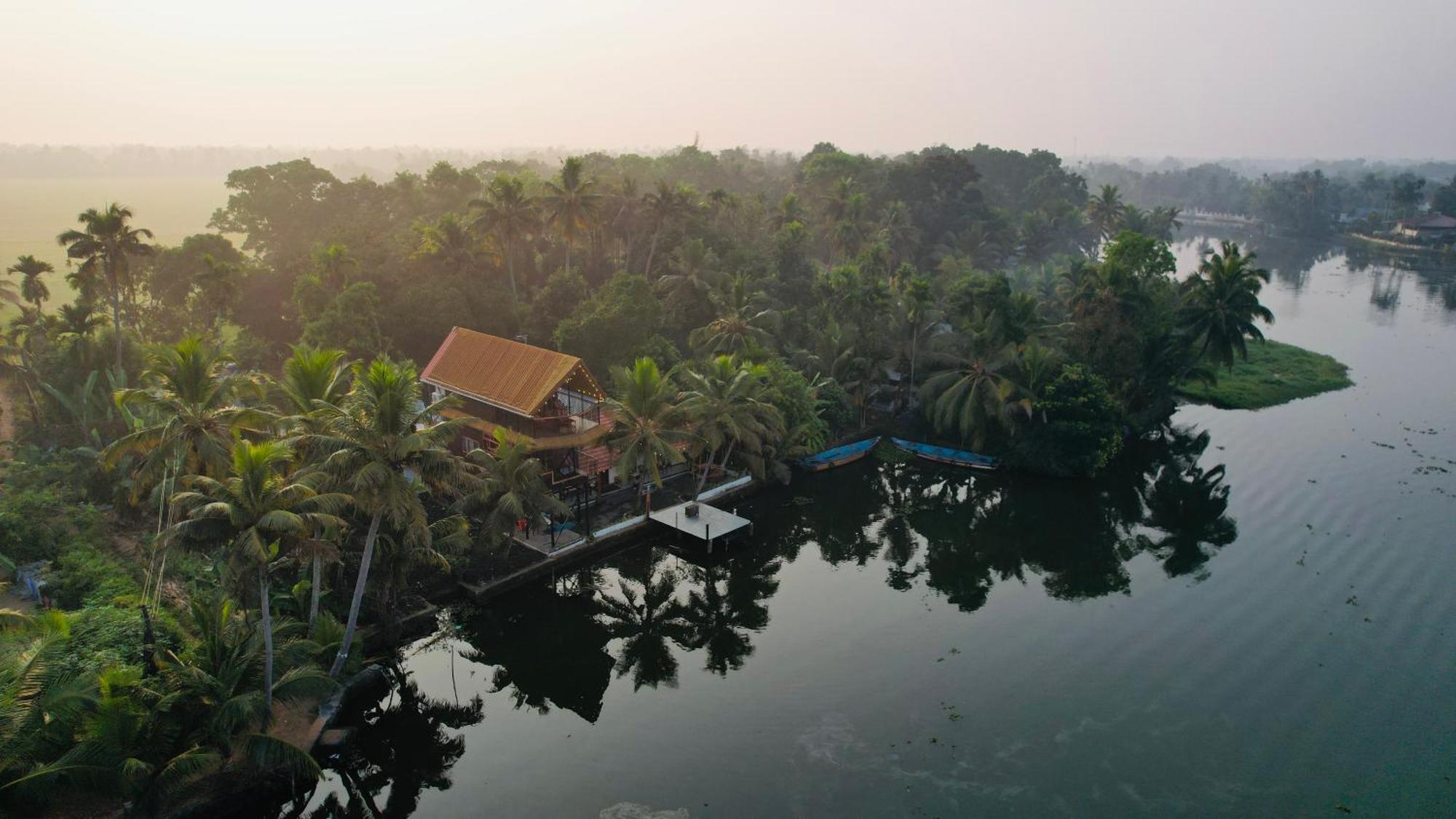 Tulsi Kayal Retreat Apartment Champakulam ภายนอก รูปภาพ