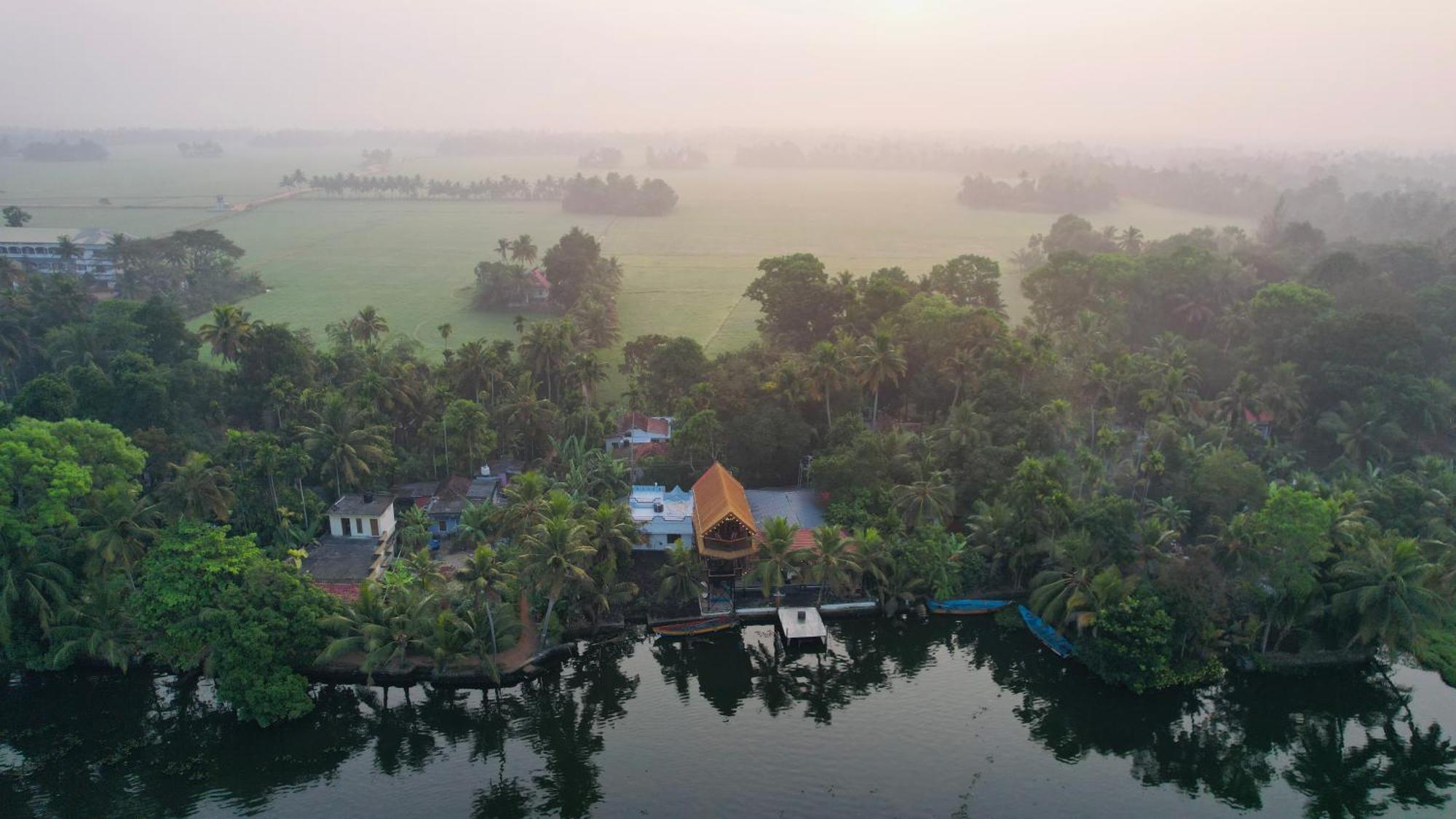 Tulsi Kayal Retreat Apartment Champakulam ภายนอก รูปภาพ