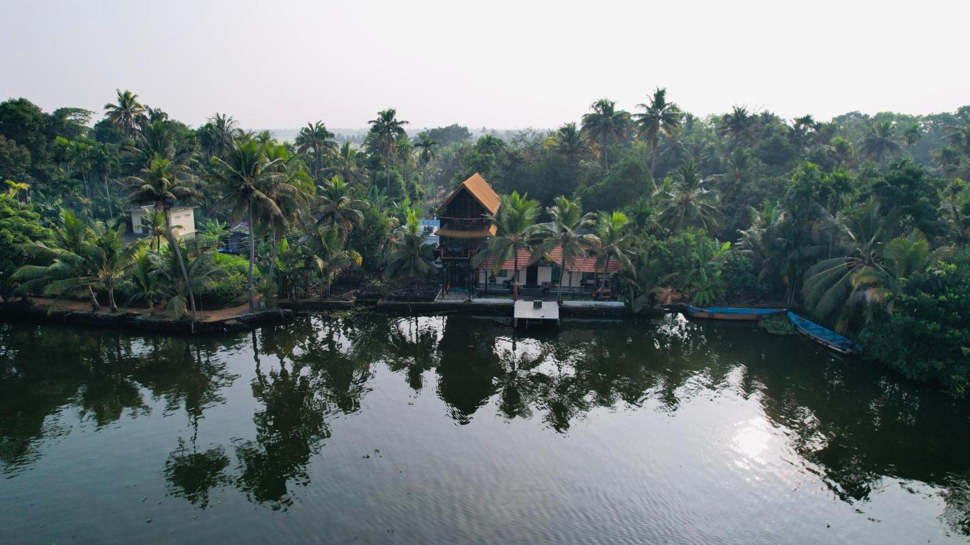 Tulsi Kayal Retreat Apartment Champakulam ภายนอก รูปภาพ